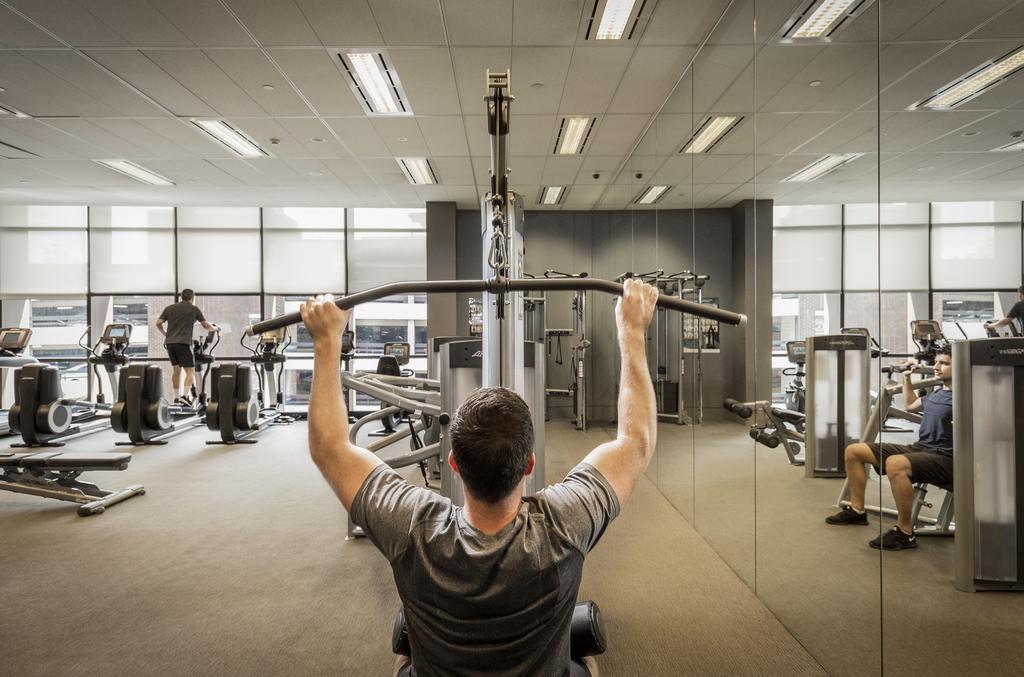 Fraser Suites Cité de Sydney Extérieur photo A man using a pull-up bar